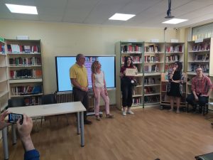 Alicia Hilario recogiendo su diploma a la mejor lectora del curso pasado